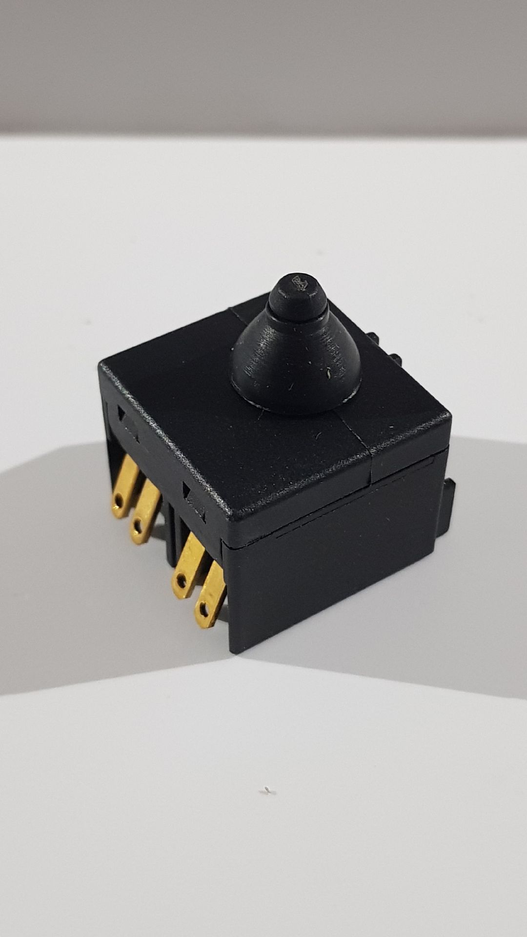 Выключатель для УШМ  MAKITA 9555/9558HN   (650621-4)