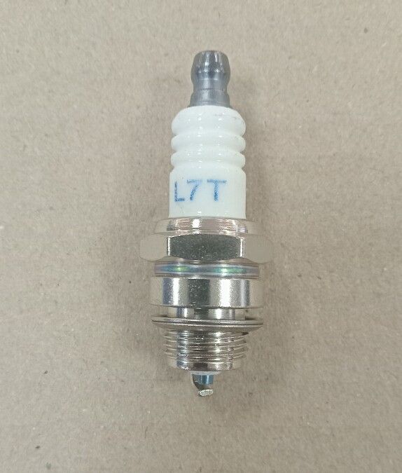 Свеча для бензопил и бензотриммеров CT-L7T для 2-тактных двигателей