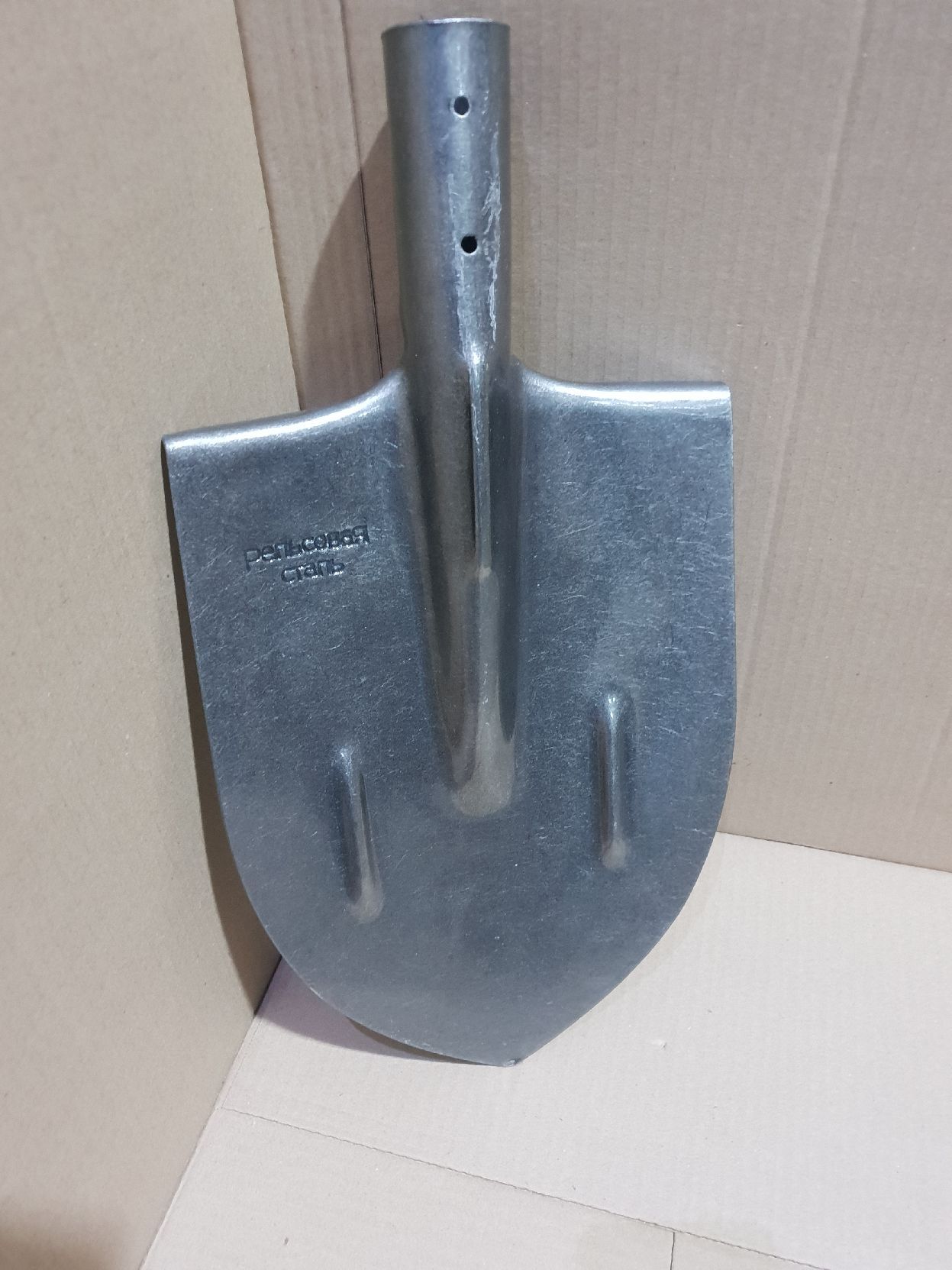 Лопата штыковая из рельсовой стали,  с ребром жесткости, без черенка 210*290*405мм