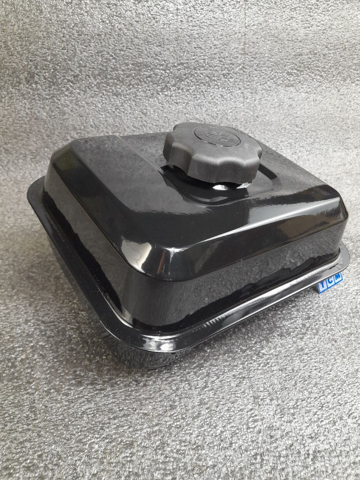 Бензобак для двигателя FZ-168-F2 в сборе с резьбовой пробкой, сеткой и с бензоотстойником ЧЕРНЫЙ