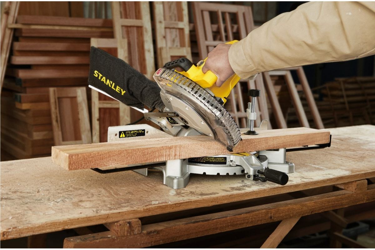 Пила торцовочная Stanley SM16