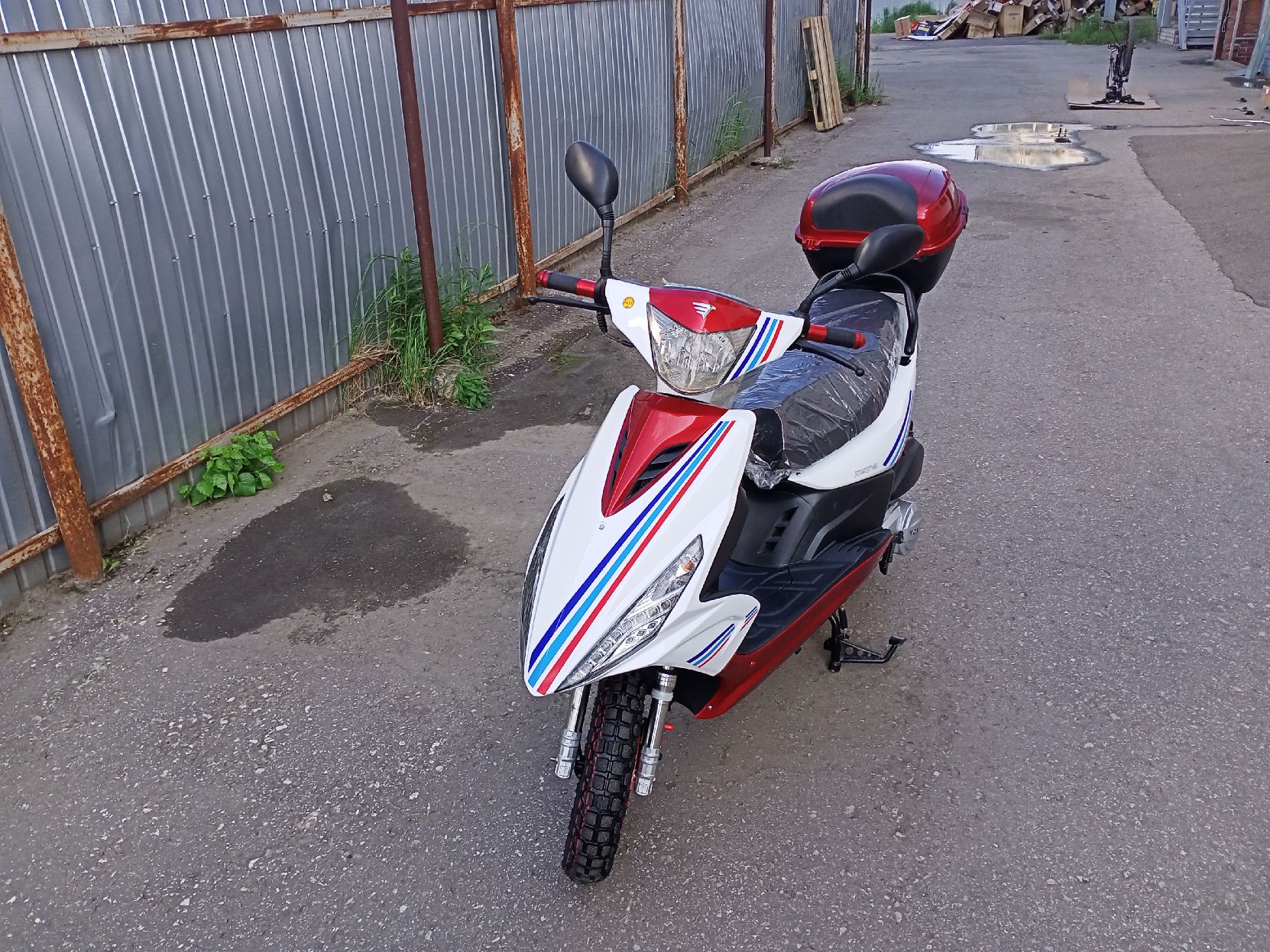 Скутер VENTO CORSA 49 cc (150)  сигнализация+  с кофром Красный/Белый																		