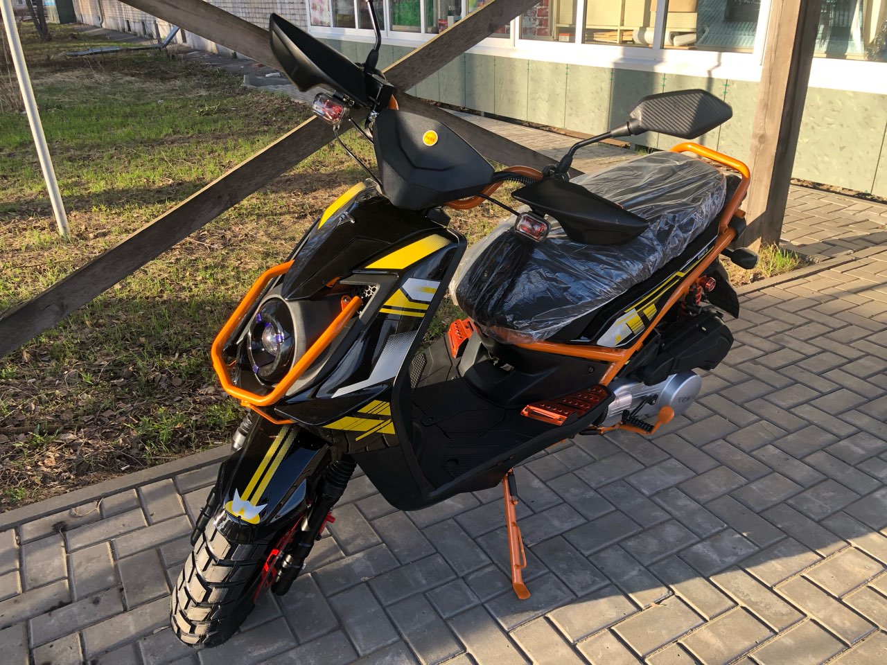 Скутер VENTO SMART 49cc (150) (YAMAHA BWS REPLICA сигнализация) Черно-Оранжевый