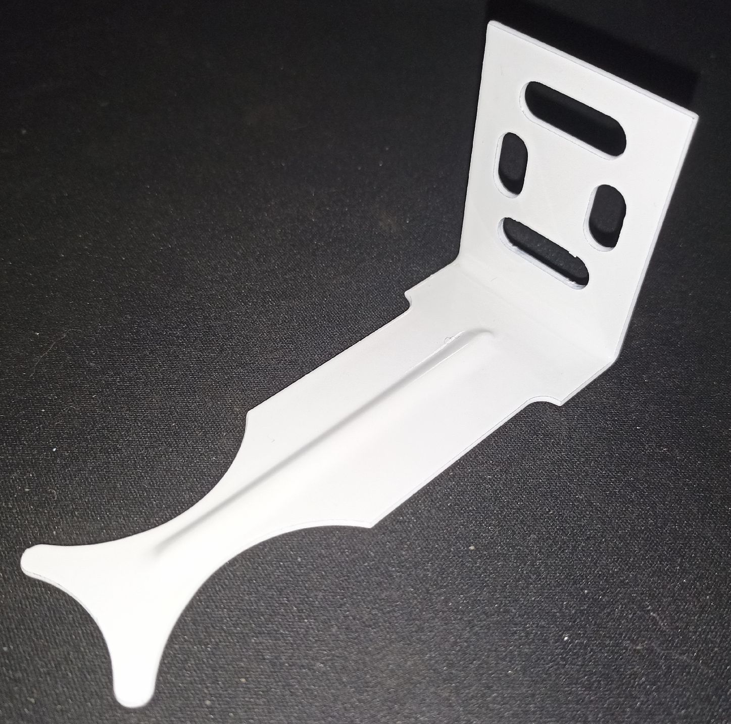 Кронштейн угловой универсальный для радиаторов отопления белый