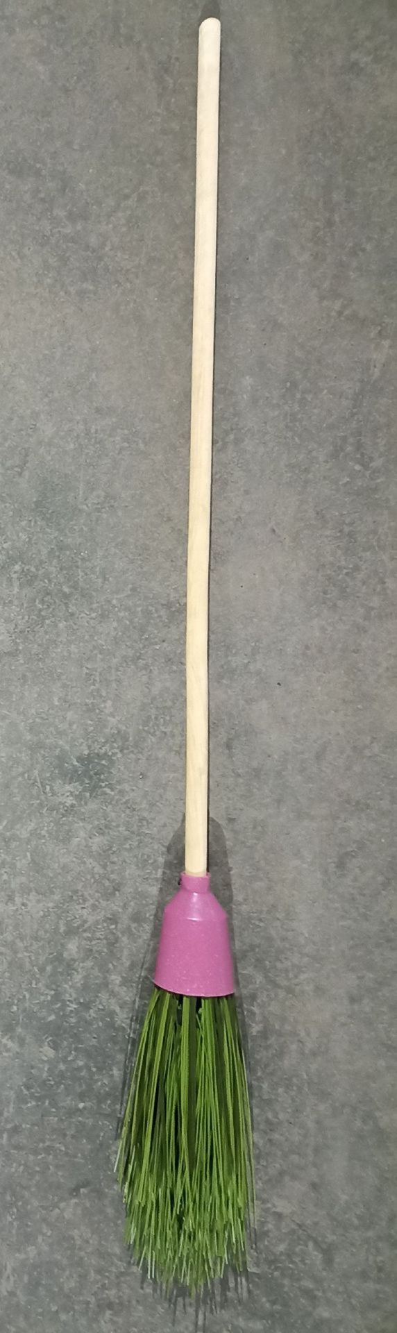 Метла круглая Прима 5 колеца волокно ПП с деревянным черенком 1 сорт