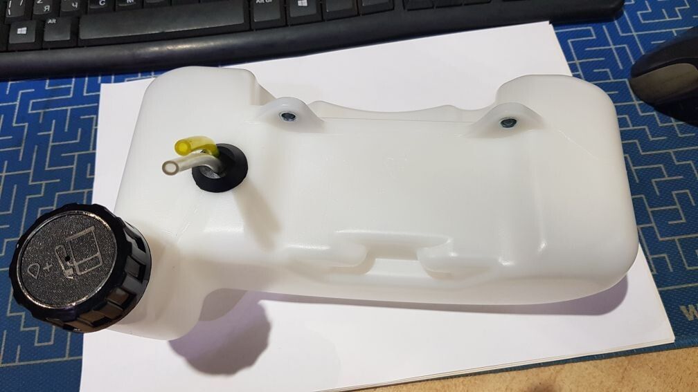 Бак топливный для триммеров 43-52 куб. см. (крепление на 2 винта)