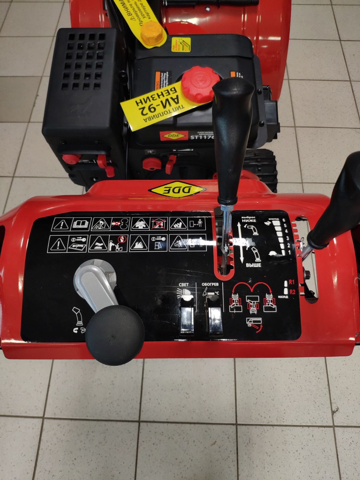 Снегоуборщик бензиновый DDE ST1176LET (двиг Loncin "SnowEngine" 11 л.с. захват 30'' 6 вперёд/2 назад треугольные гусеницы)
