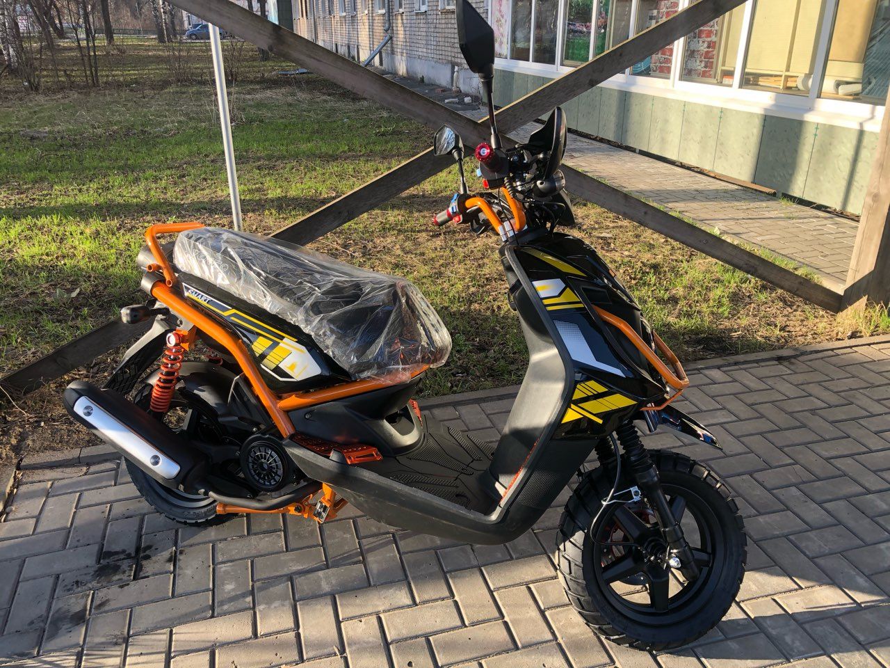 Скутер VENTO SMART 49cc (150) (YAMAHA BWS REPLICA сигнализация) Черно-Оранжевый