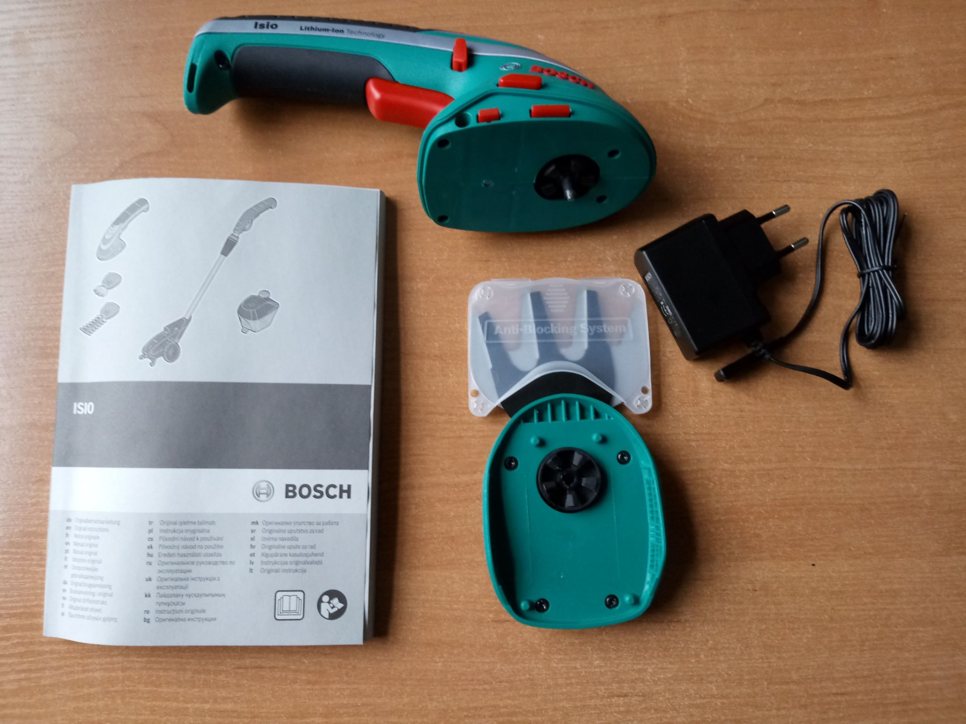 Ножницы аккумуляторные Bosch ISIO 3 для травы