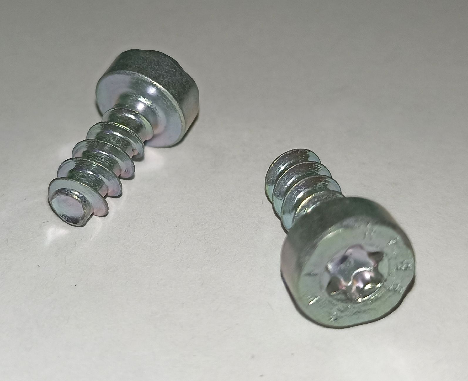 Винт TE 600/1000 крепления ножа для лески ( IS P6x14) Viking