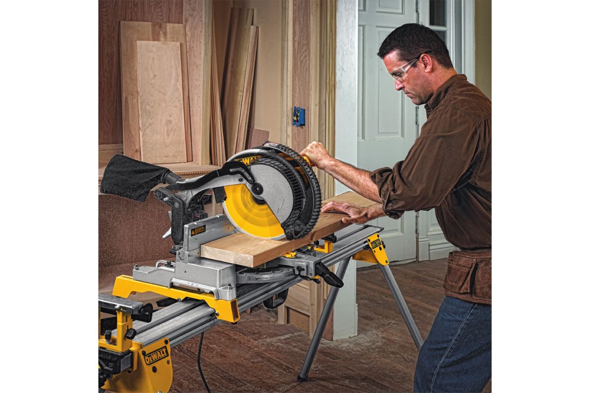 Пила торцовочная DEWALT DWS715-KS