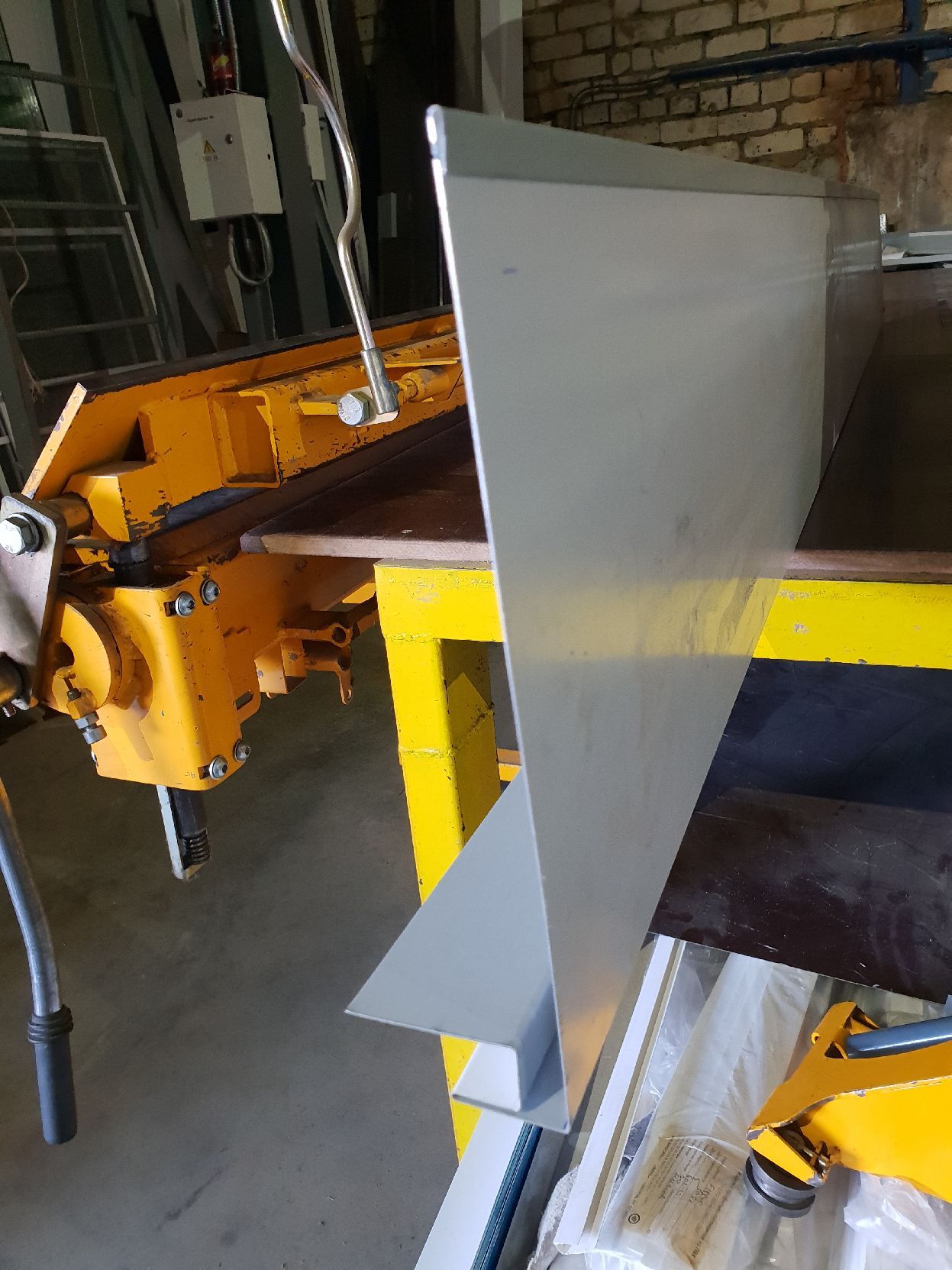 Планка оцинкованная торцевая на карниз дома.Под G профиль RAL9010 длина 2000 мм