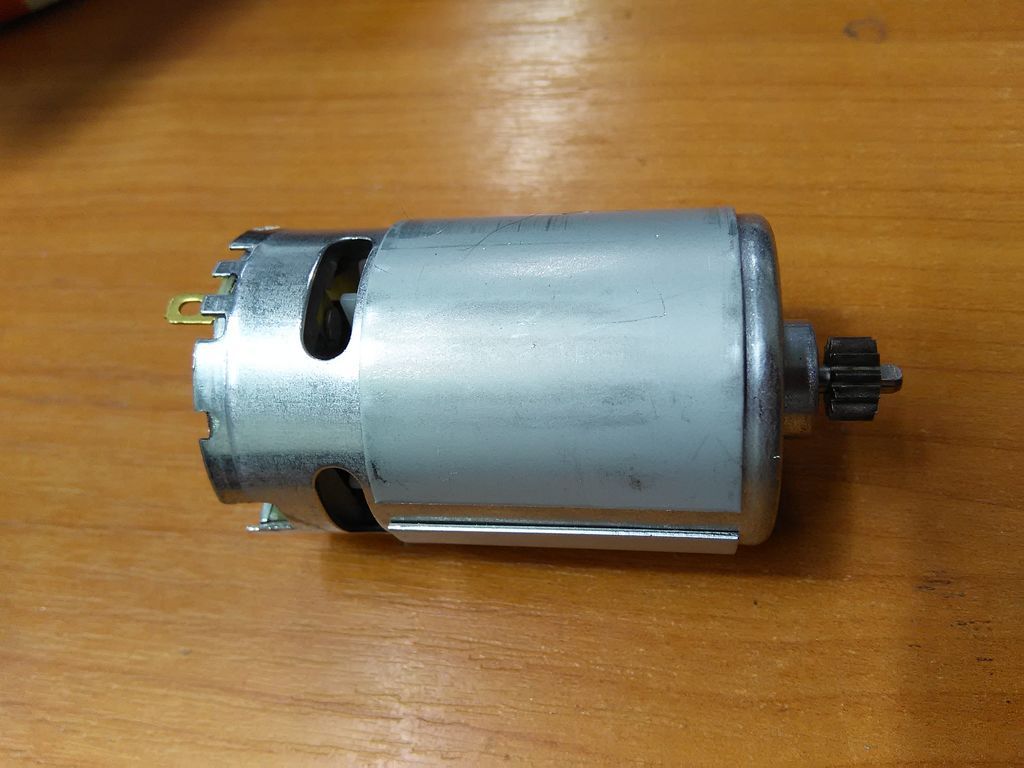 Двигатель для шуруповерта без ответной шестерни 12v. (крупный) (D вала-5мм,D корпуса-45мм, L-67мм)