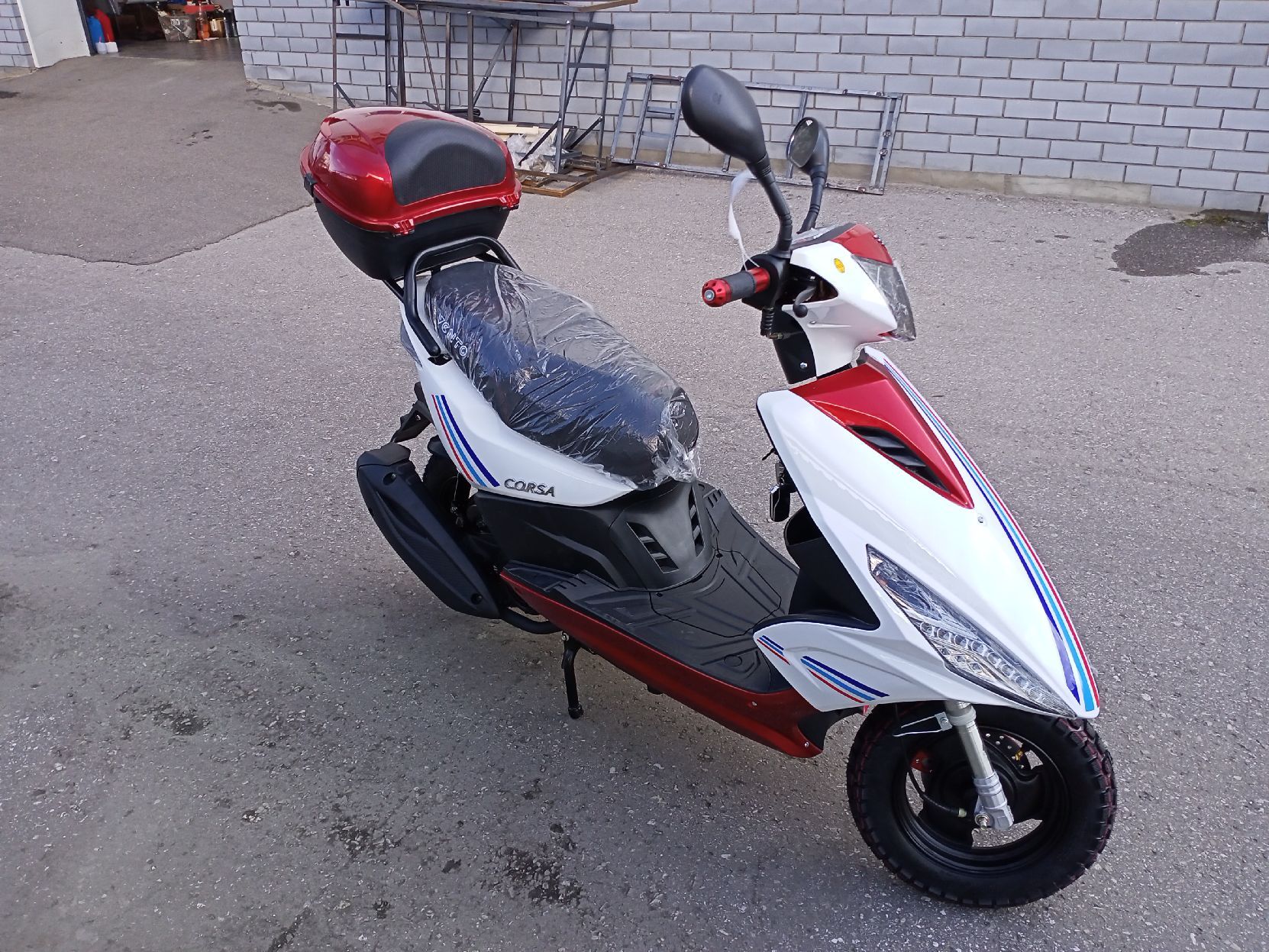 Скутер VENTO CORSA 49 cc (150)  сигнализация+  с кофром Красный/Белый																		