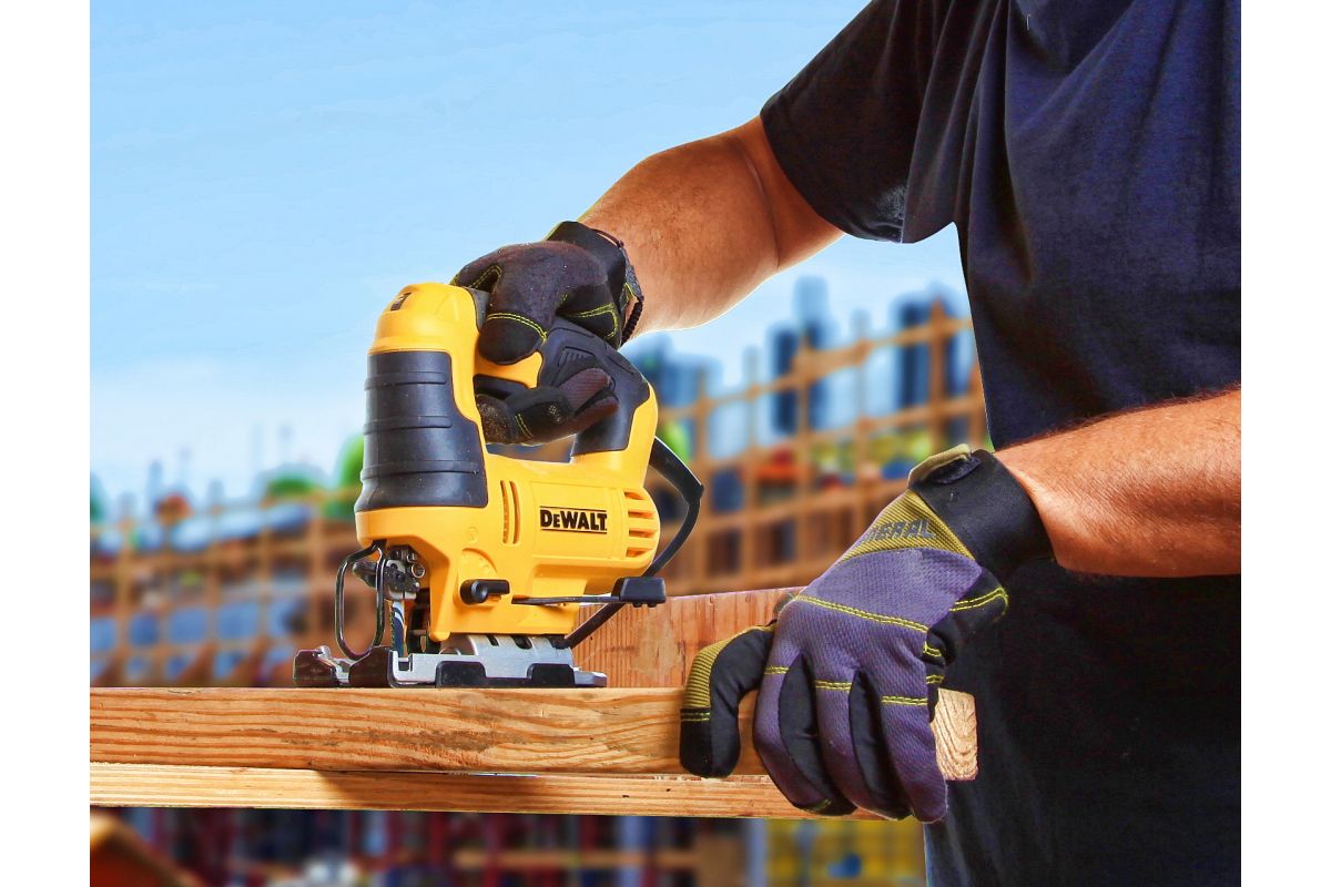 Лобзик DeWalt DWE349B-KS с набором пилок