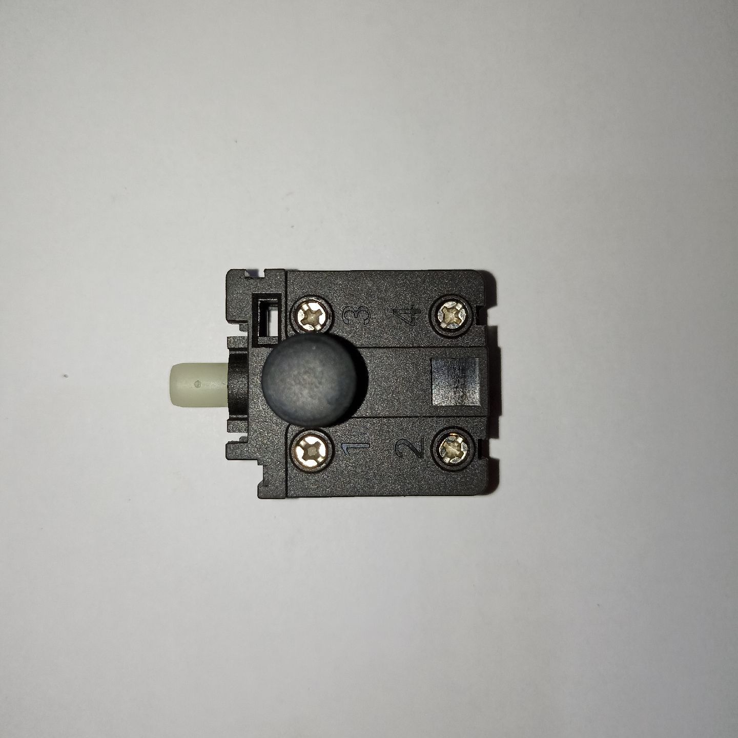 Переключатель 04502 (кнопка вкл/выкл) пилы цепной эл. BR-2200