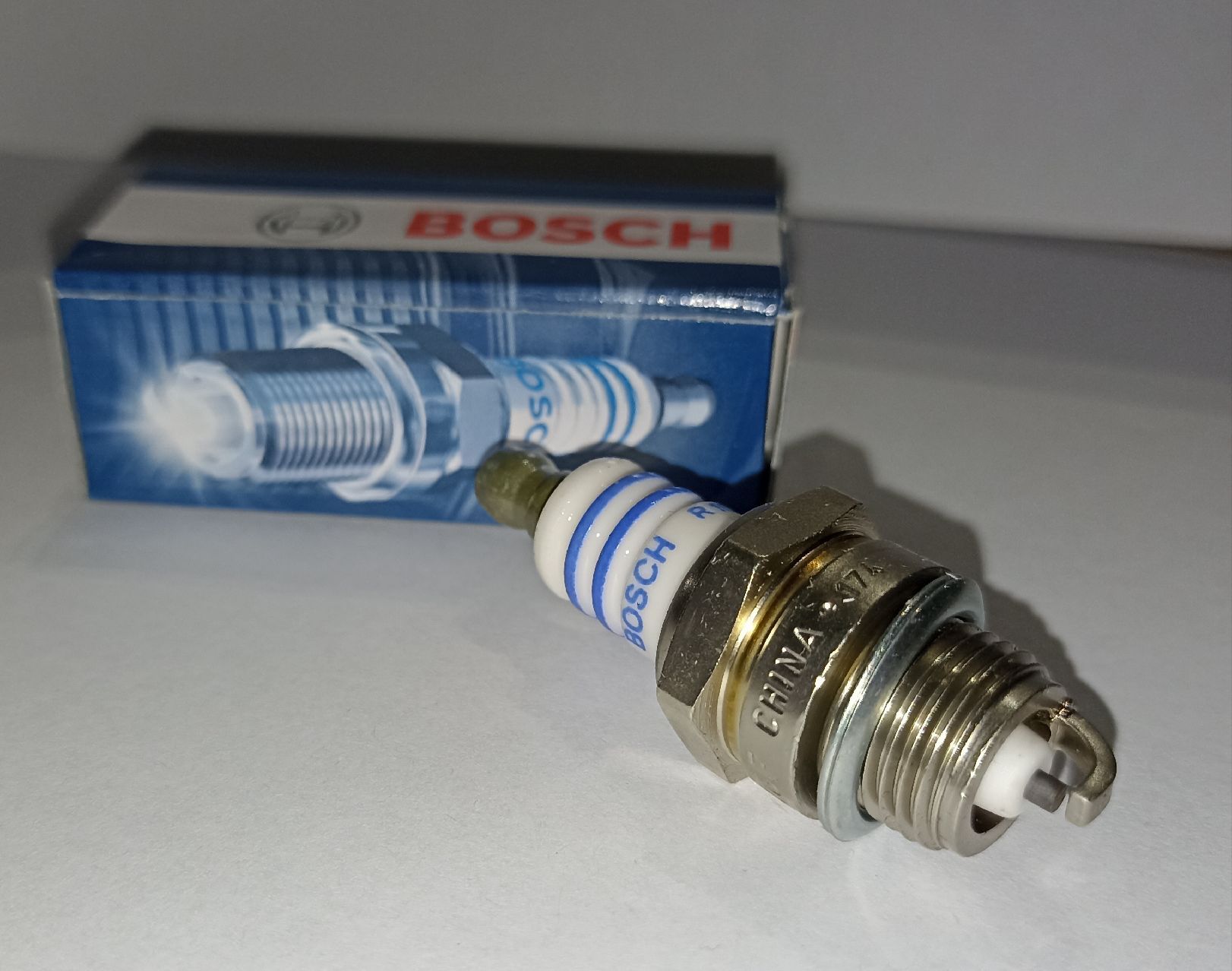 Свеча зажигания Bosch WSR 6 F- б/пилы стандарт STIHL